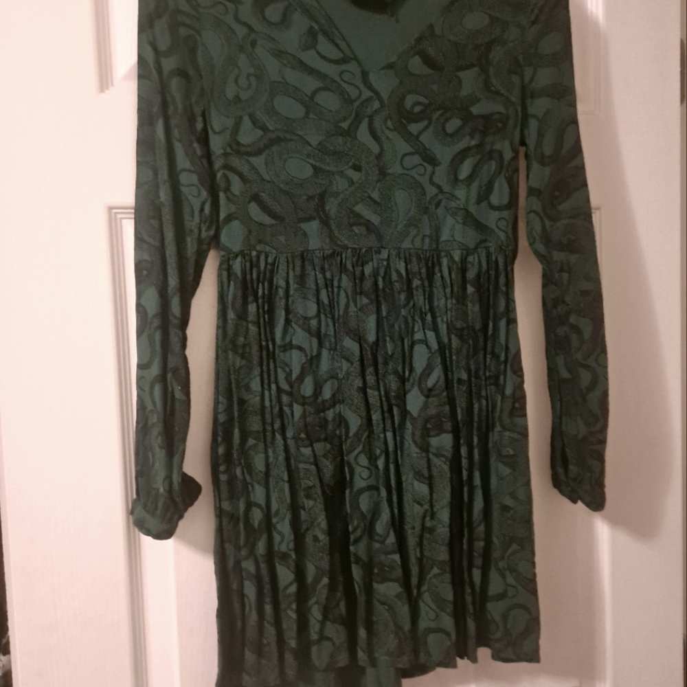 Ophidia Green and black Snake long sleeve Mini Dress by Disturbia. US size 2